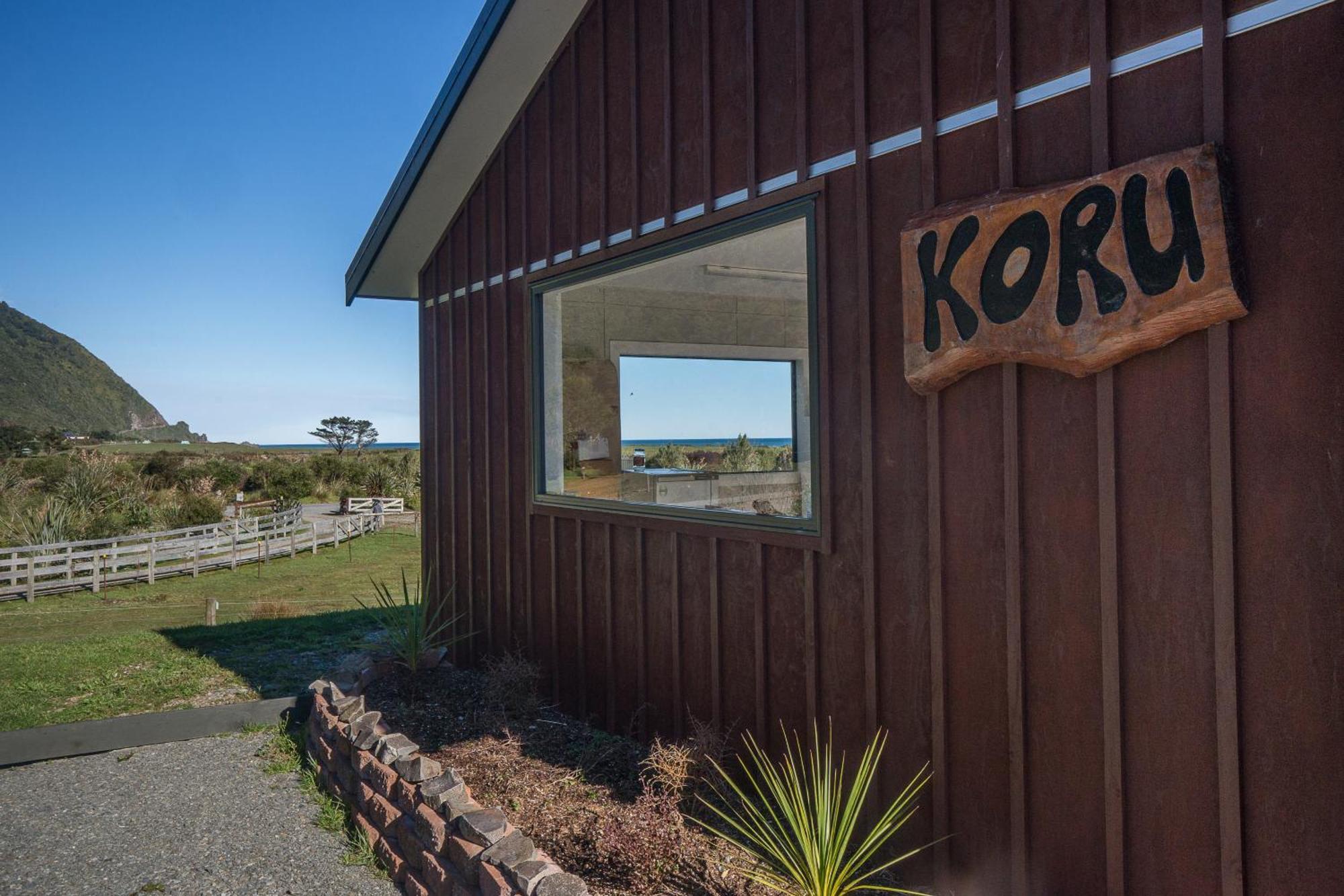 Kiwi Cabin And Homestay At Koru With Hot Tub Barrytown Extérieur photo