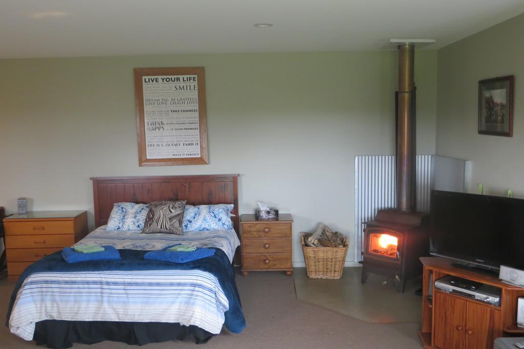 Kiwi Cabin And Homestay At Koru With Hot Tub Barrytown Extérieur photo