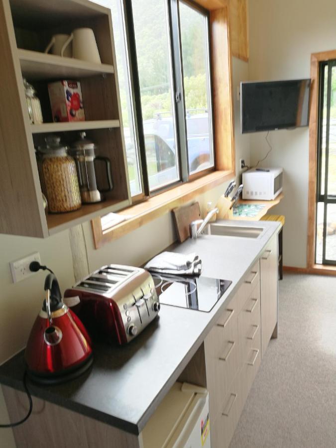 Kiwi Cabin And Homestay At Koru With Hot Tub Barrytown Extérieur photo