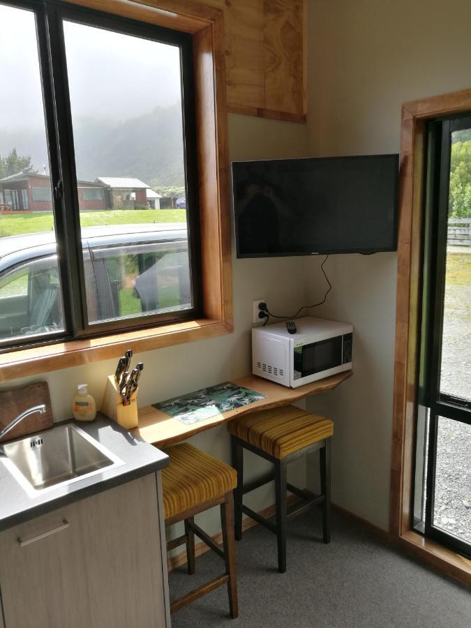 Kiwi Cabin And Homestay At Koru With Hot Tub Barrytown Extérieur photo